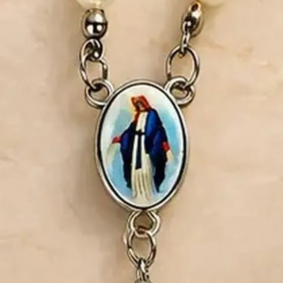 Medalla clásica de cerca: la imagen de la Virgen sola, sin borde bordado alrededor.