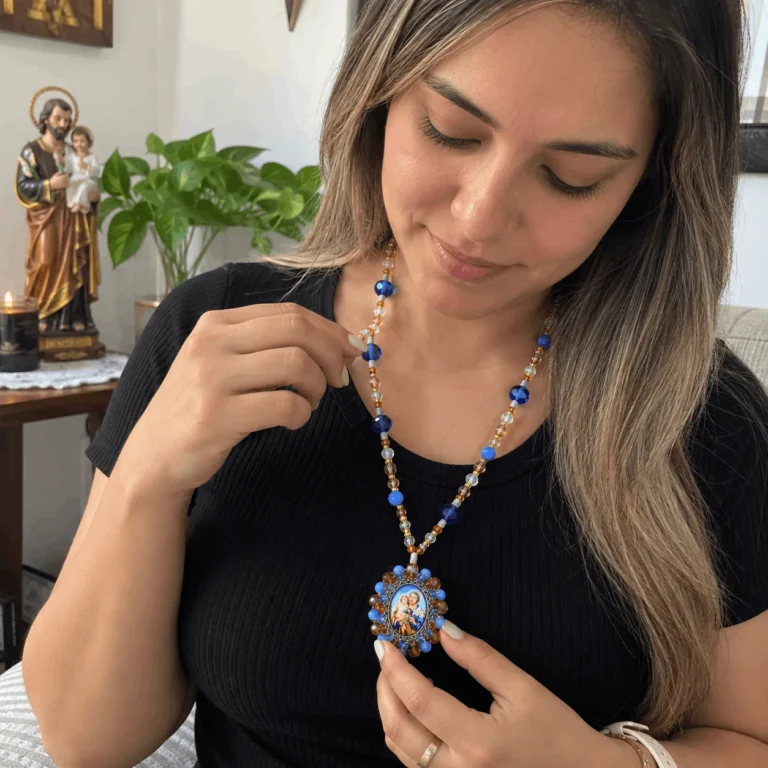 Persona usando un rosario artesanal Rosarios del Alma