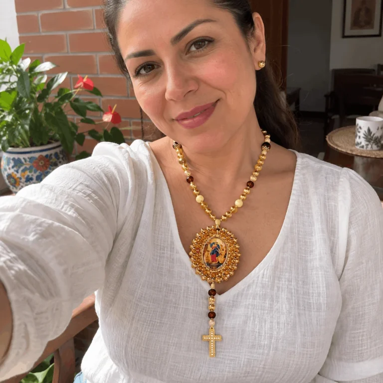 Persona usando un rosario artesanal Rosarios del Alma