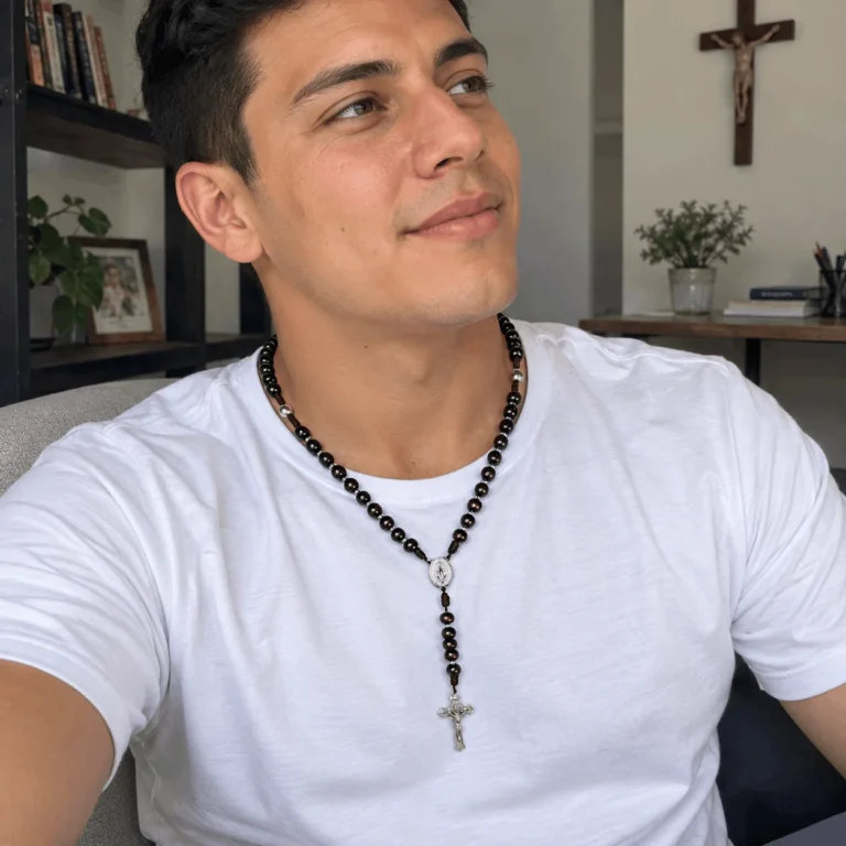 Persona usando un rosario artesanal Rosarios del Alma