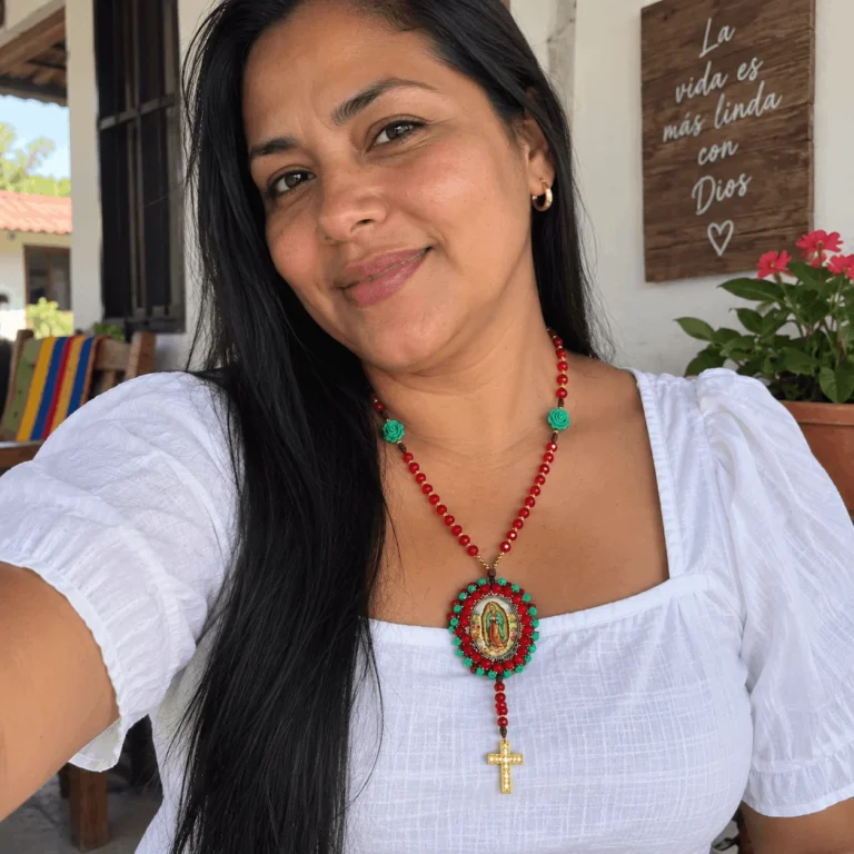Persona usando un rosario artesanal Rosarios del Alma
